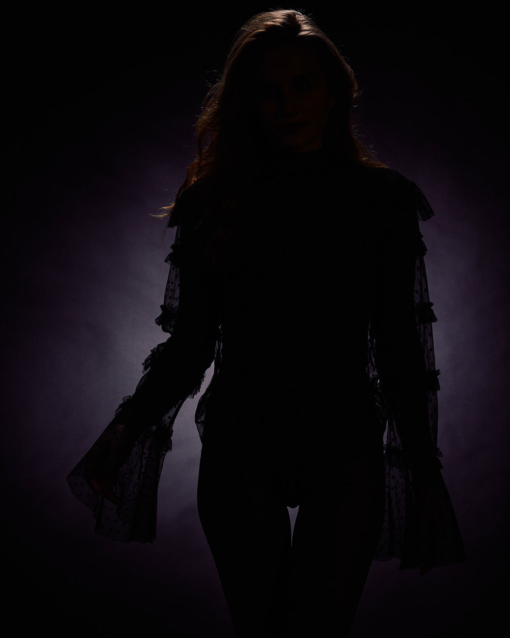 Silhouette: Fotografiert mit Hintergrund- und Haarlicht