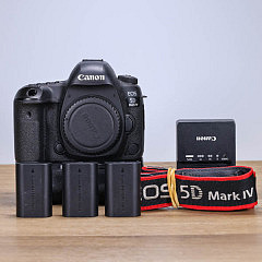 Canon EOS 5D Mark IV mit Meike Handgriff Occasion