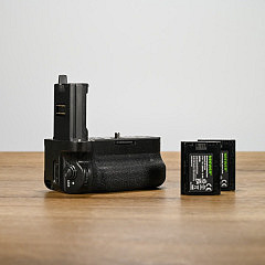 Neewer Batteriegriff zu A9II/A7R4/A7RM4/A7M4 Occasion mit 2 Akkus