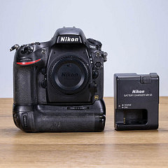 Nikon D800 Body mit MB-D12 Occasion